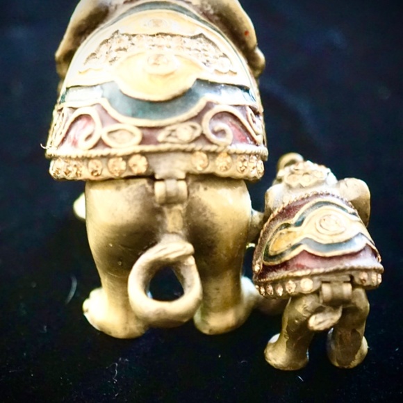 Elephant Mom and Baby Ring Protector - Picture 3 of 10